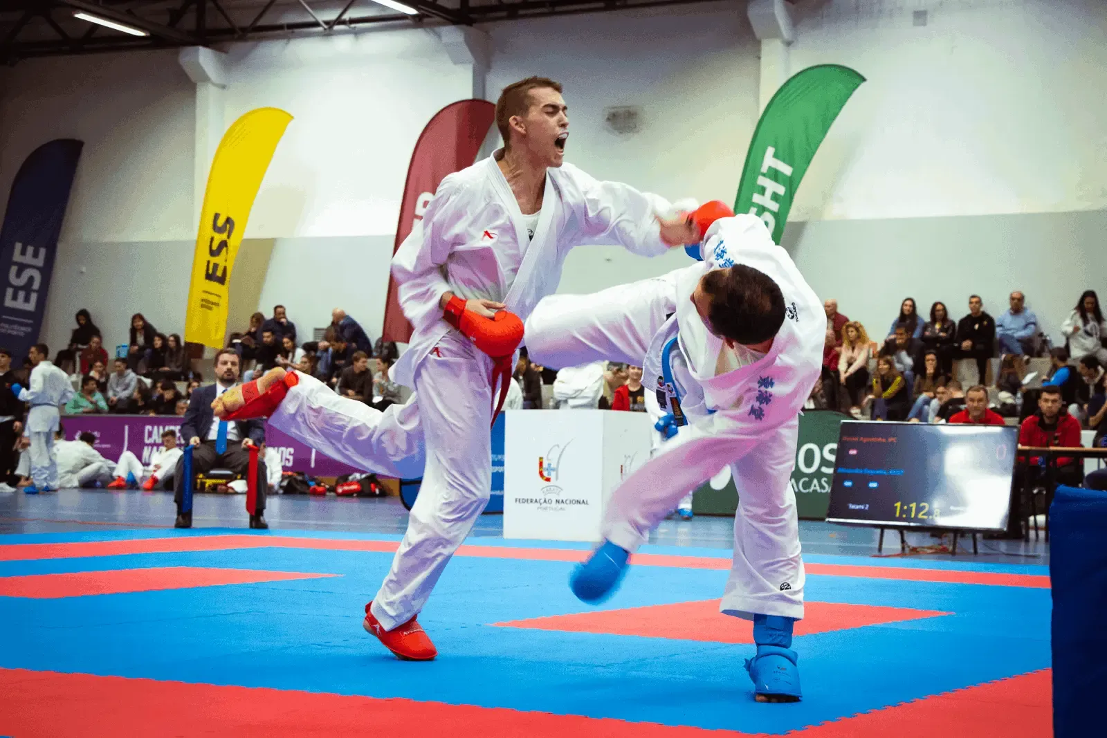 Daniel Agostinho, de cinto vermelho, em combate de kumite no Campeonato Universitário