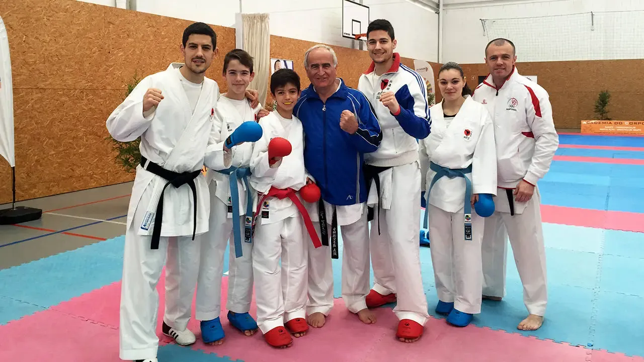 Equipa de atletas e treinadores do NKS numa competição