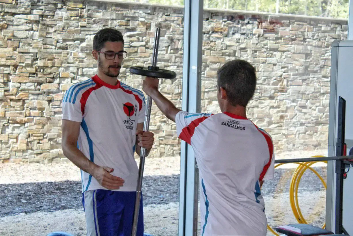 Treino de força com barra orientado por Pedro Miguel