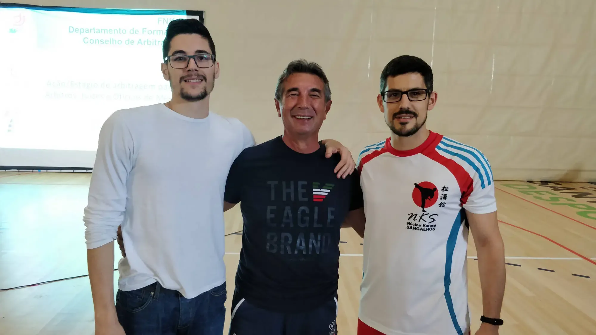 Três treinadores numa ação de formação de arbitragem da FNKP