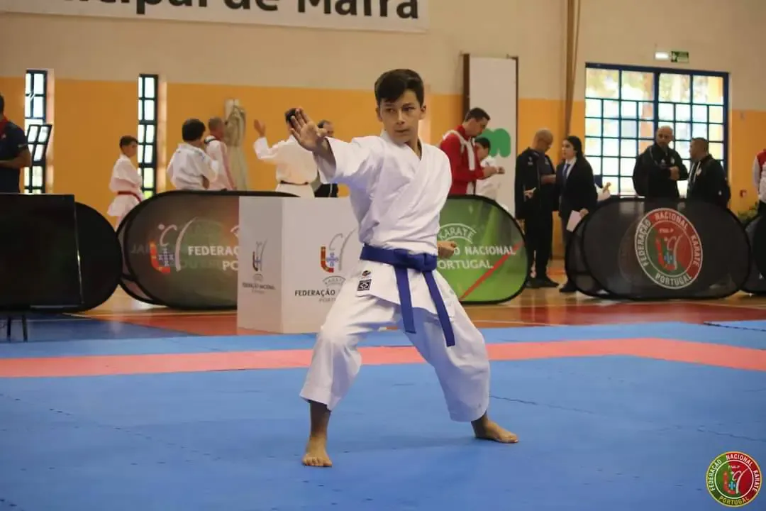 Pedro Santos, de cinto azul, a executar um kata no Nacional de Juvenis