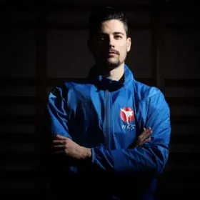 Retrato de Pedro Miguel, de braços cruzados, com o casaco do NKS