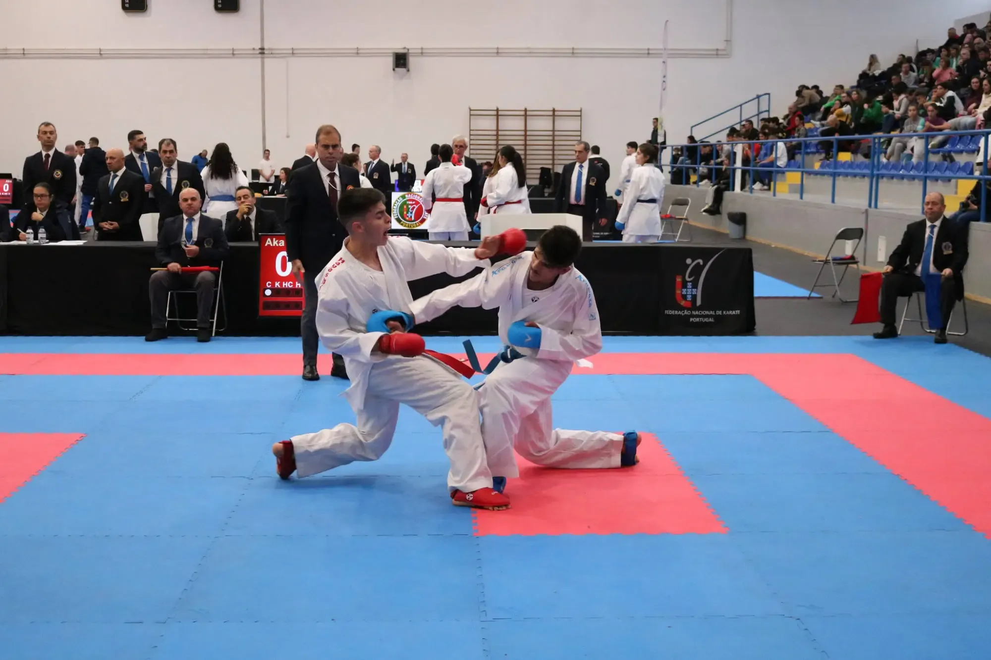 Tomás Silva, de cinto vermelho, em combate de kumite no Campeonato Nacional Júnior