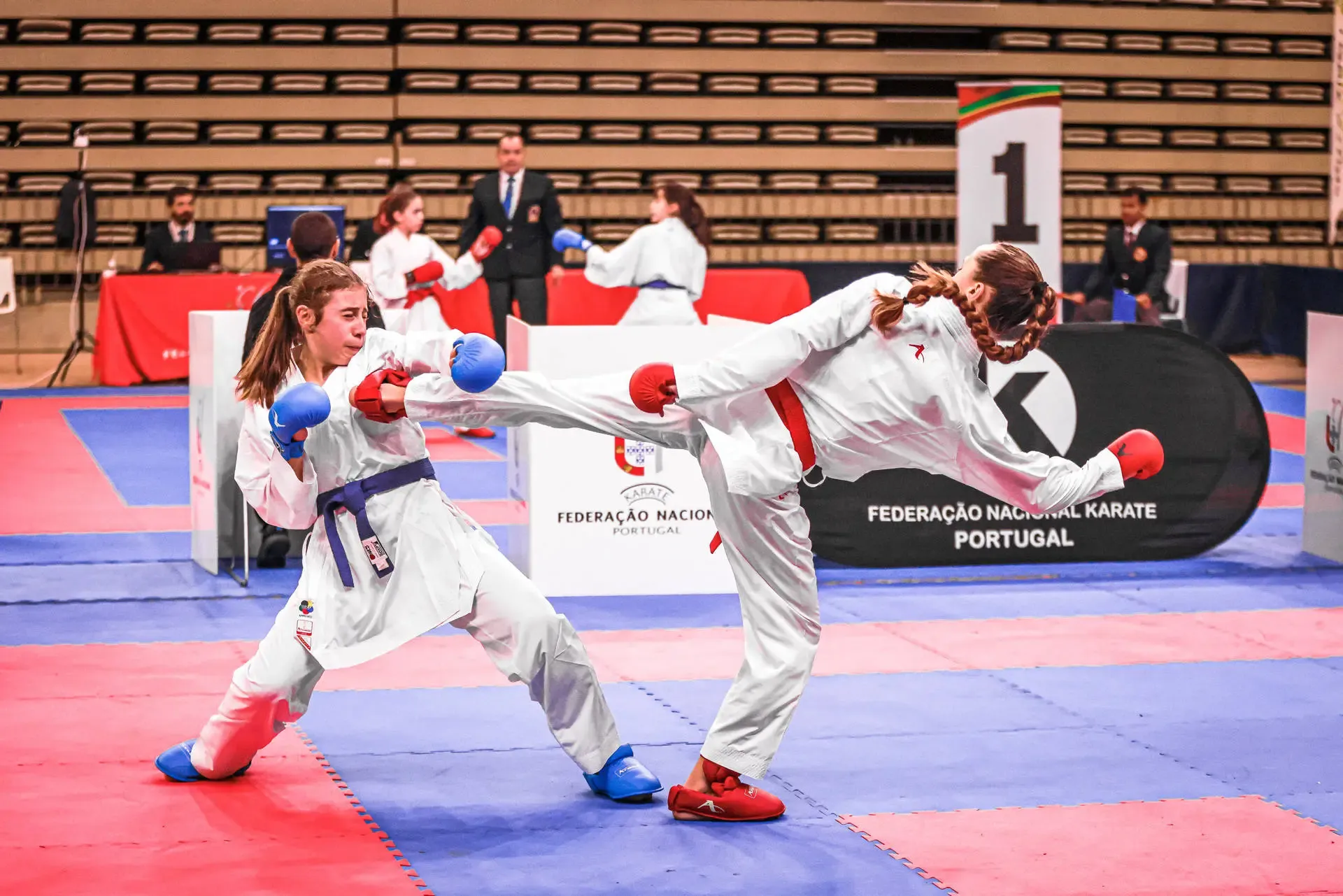 Victoria Bazyuk, de cinto vermelho, em combate de kumite no Open de Vila das Aves